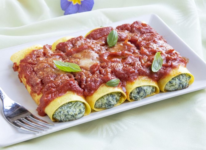 Cannelloni Ricotta e Spinaci con salsa al pomodoro vegetariani